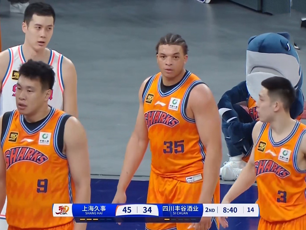 猛龙队外线火力全开,重创对手内线 猛龙队外线火力全开,重创对手内线