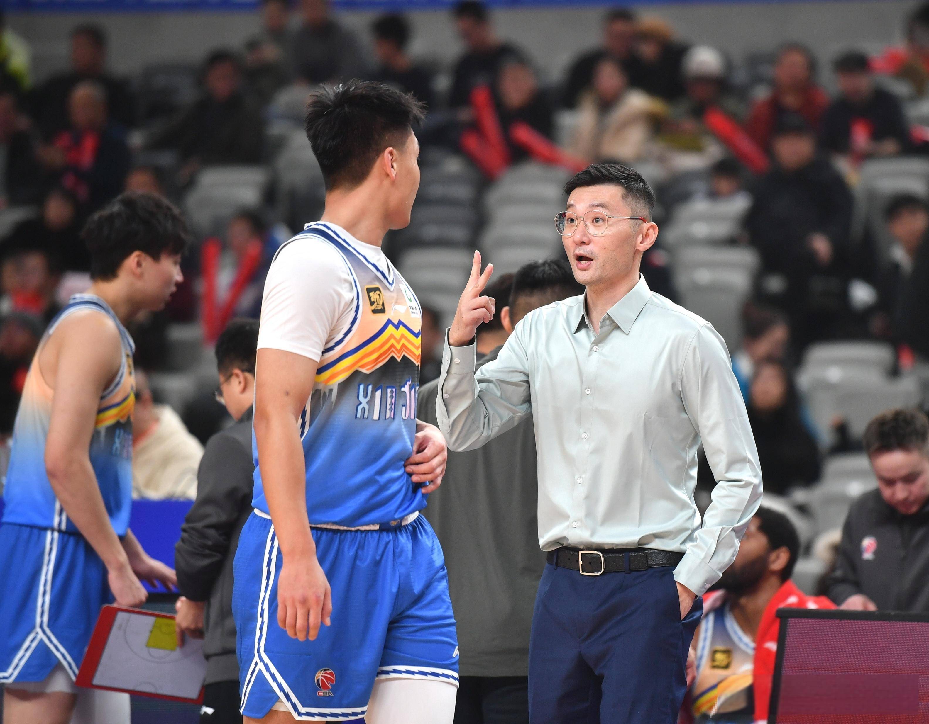 新疆球员团结拼搏，向榜首发起冲击的简单介绍