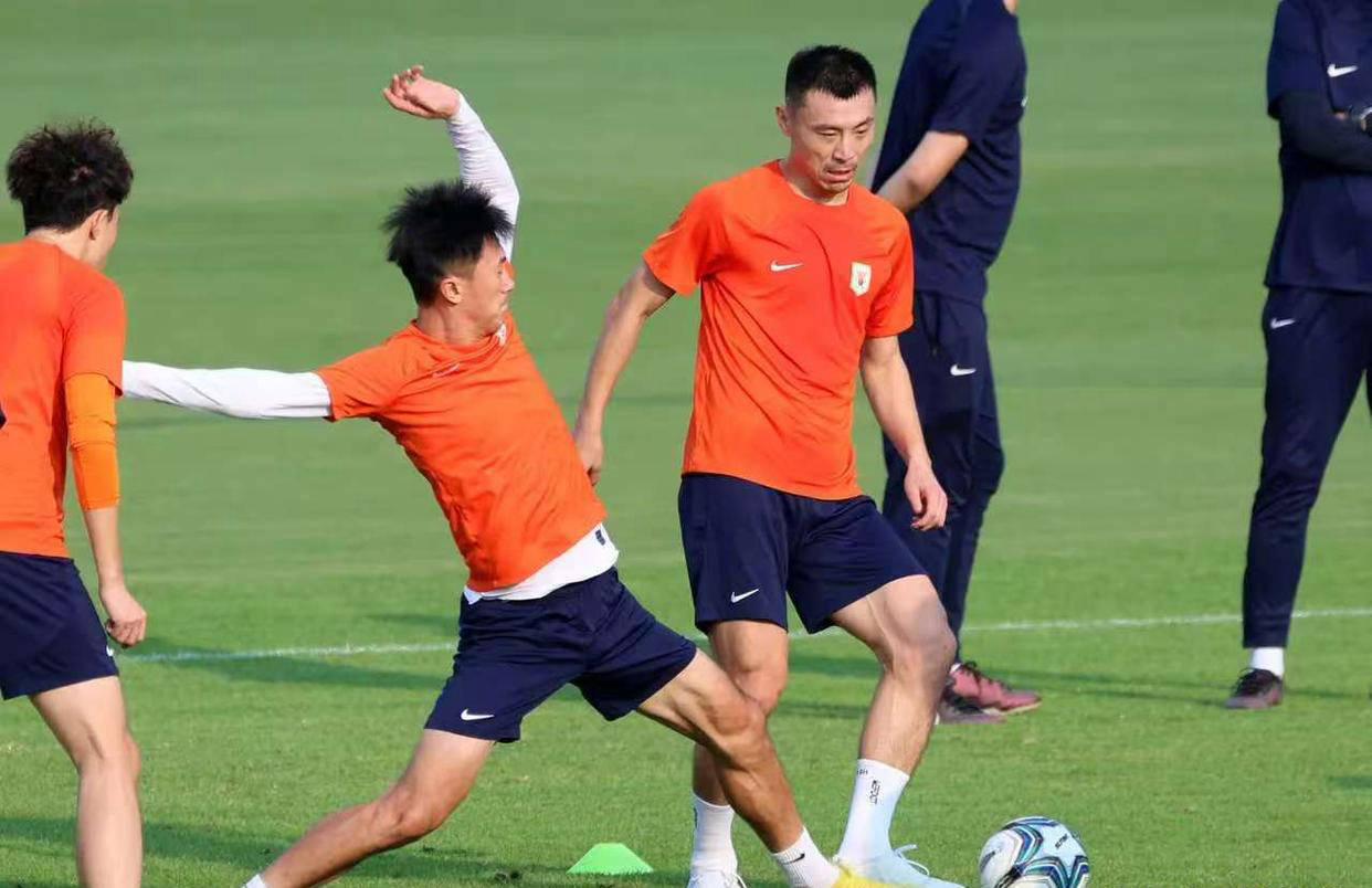 开云体育平台APP-赛场上球员全力以赴，引发球迷热情支持