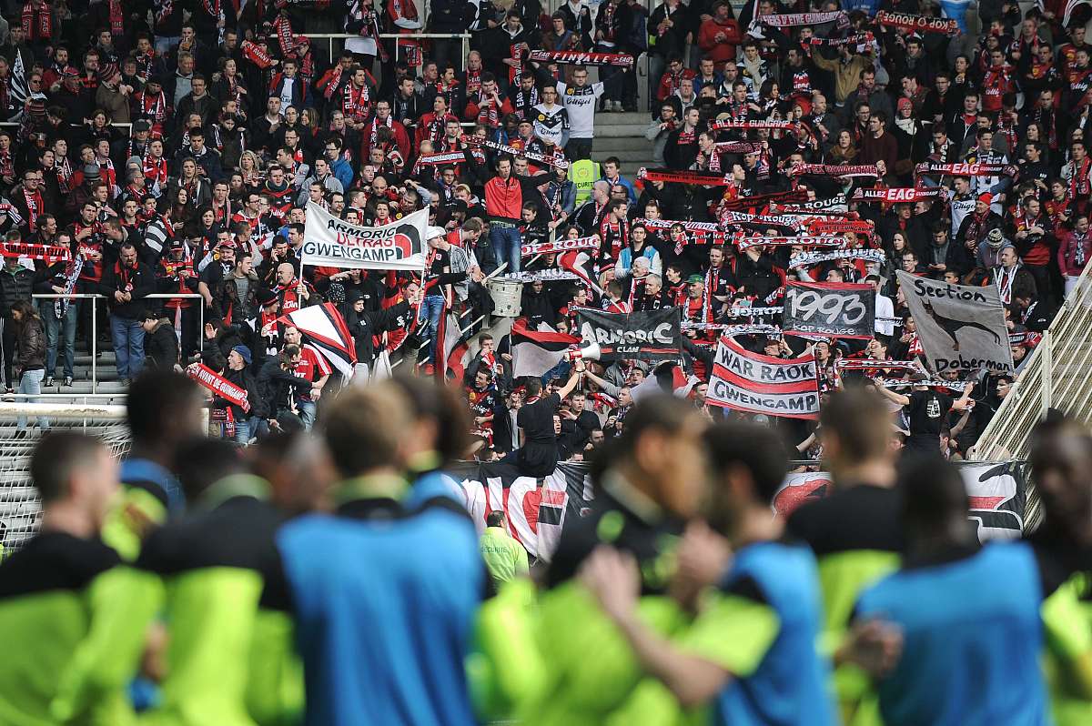 赛场上球员全力以赴,引发球迷热情支持 赛场上球员全力以赴,引发球迷热情支持