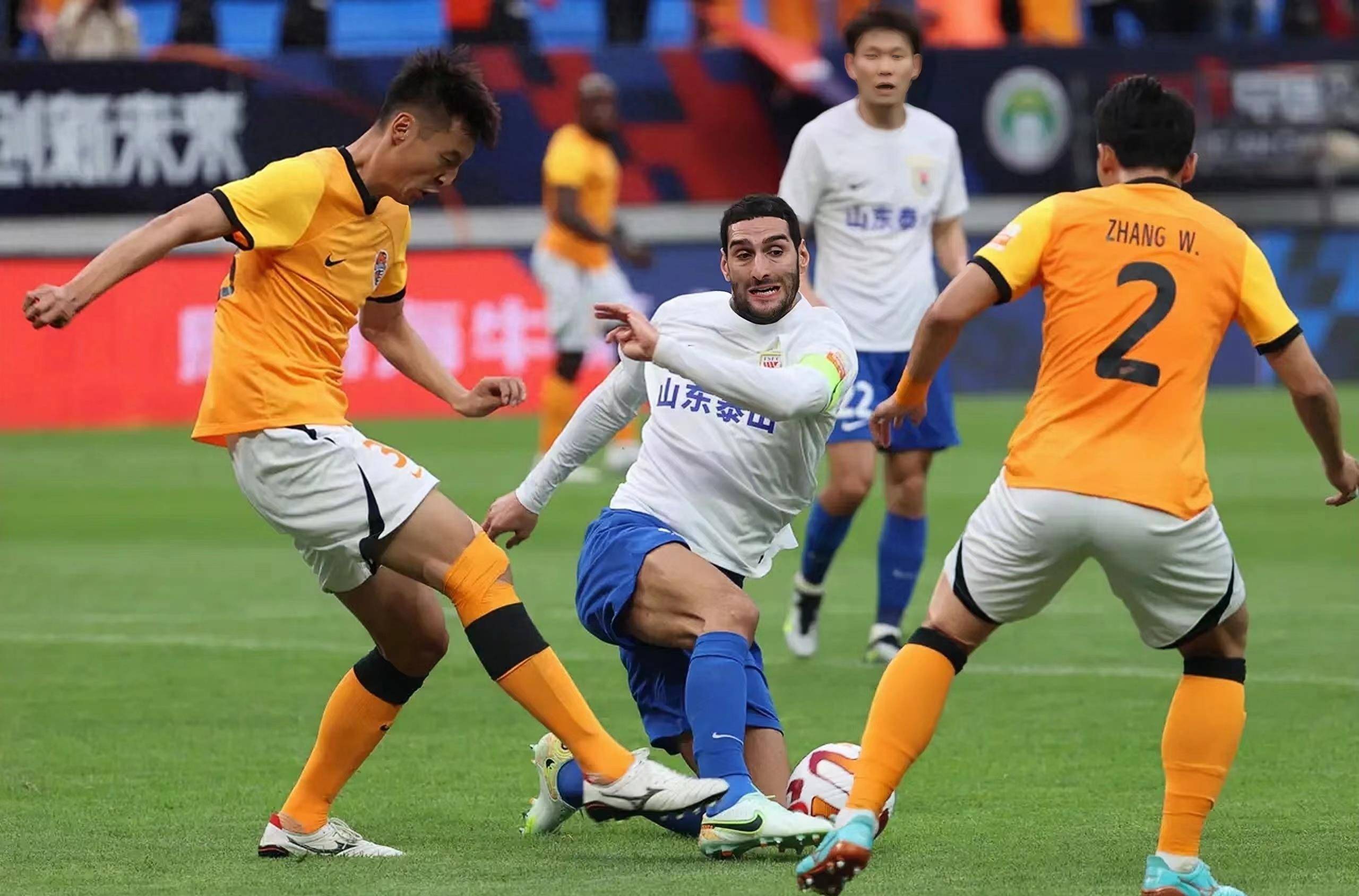 青岛海牛队客场取胜，神勇表现