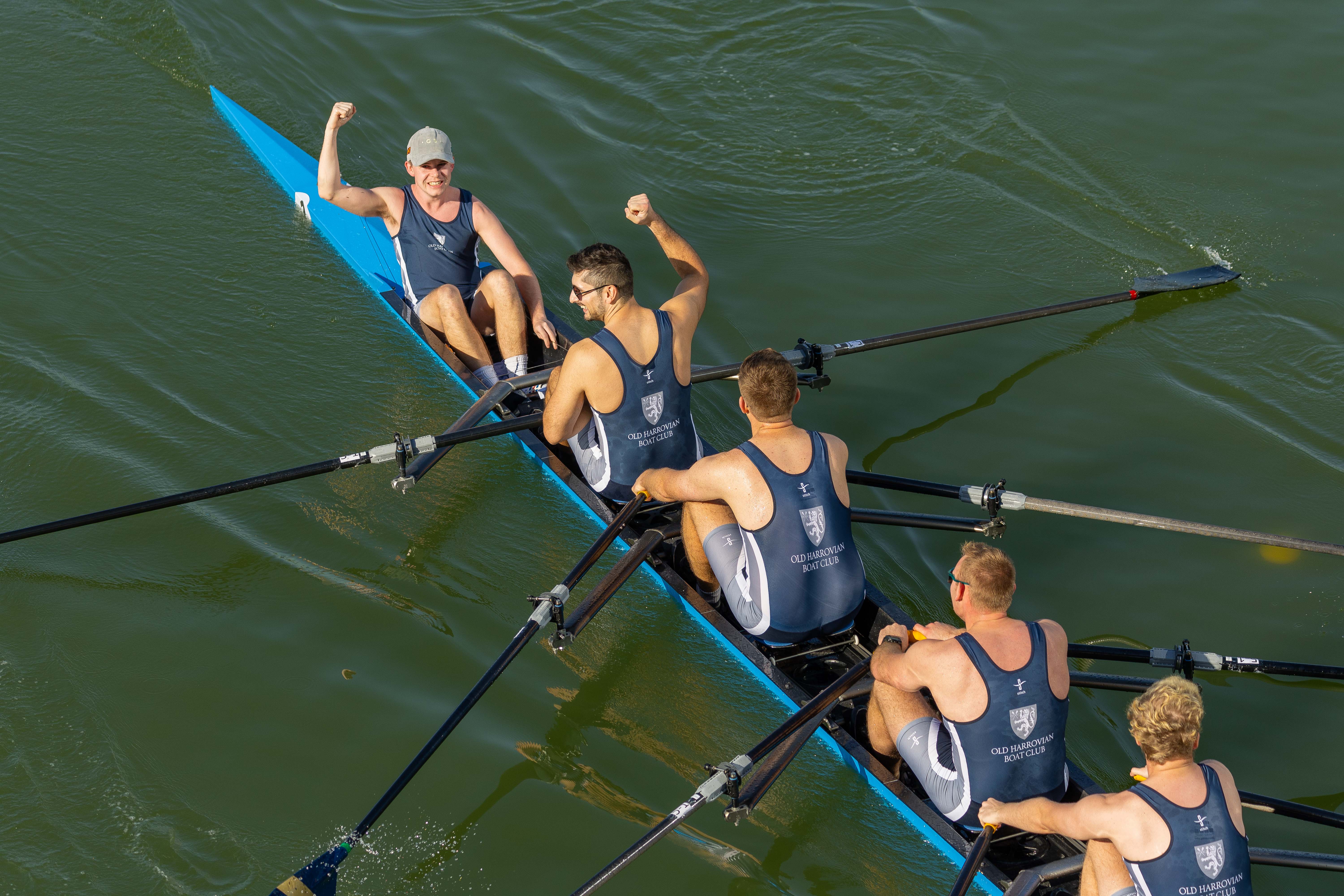 赛艇比赛热度不减，观众沸腾