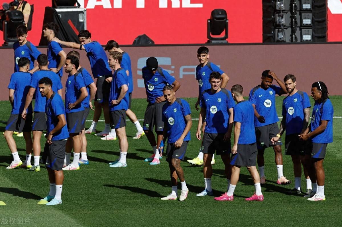 双方球队在赛场上展开激烈较量 双方球队在赛场上展开激烈较量