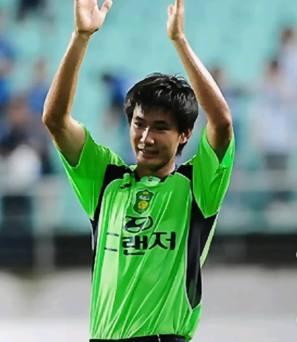 青年球员表现抢眼,获得主教练夸奖 青年球员表现抢眼,获得主教练夸奖