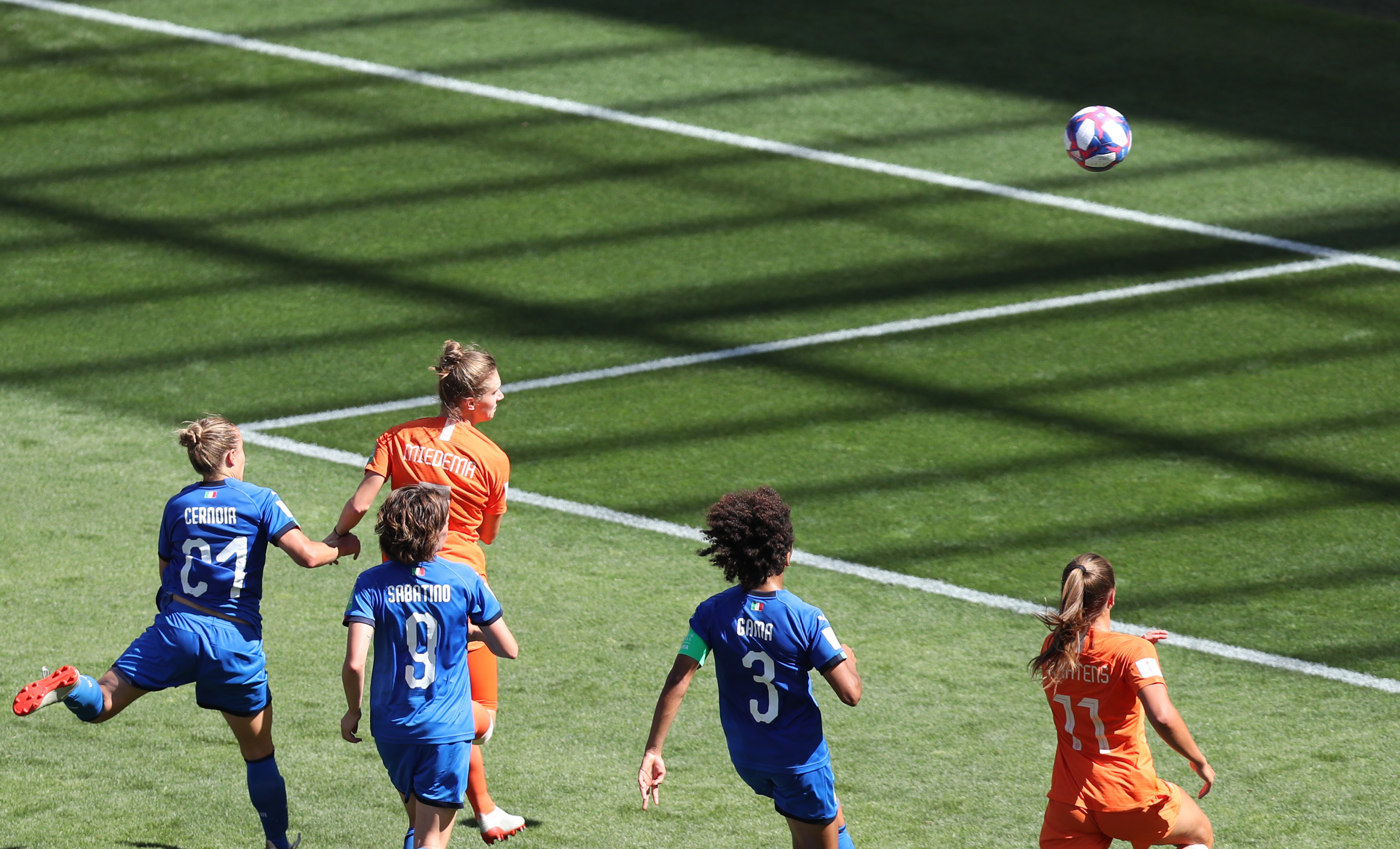 瓦朗谢纳球员在比赛中发挥出彩，送客胜礼物的简单介绍