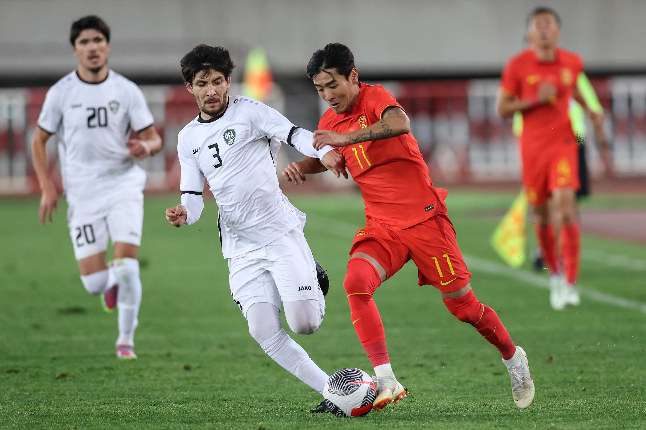 足球赛场上球员斗志昂扬，敢拼敢战