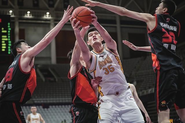 包含江西男篮全队发力，为取得优异成绩而战的词条