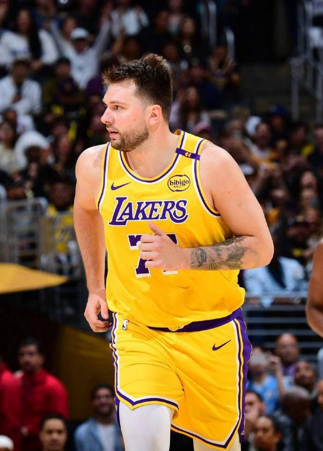 包含昨日世界杯：湖人逆转东契奇，表现神勇的词条