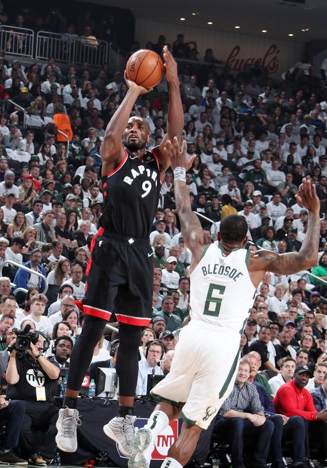 猛龙横扫雄鹿,取得十连胜 猛龙横扫雄鹿,取得十连胜