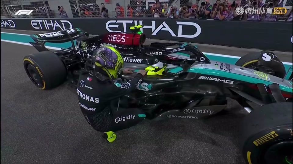 包含梅赛德斯横扫红牛车队，汉密尔顿统治全场的词条