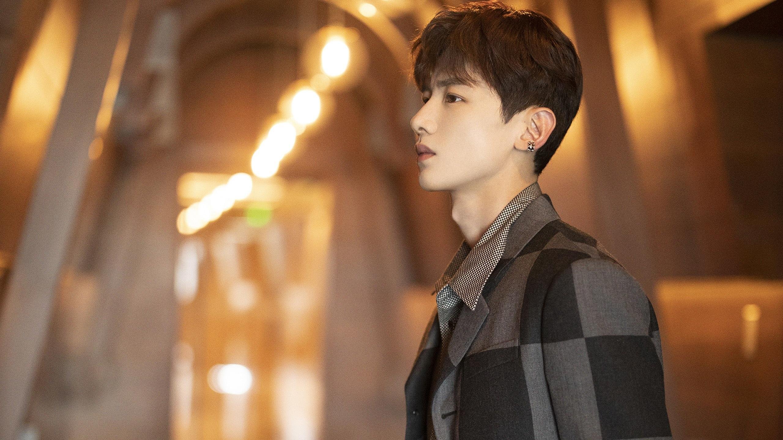 足球双城记，世界杯硝烟中的荣耀与英超刀锋上的独舞